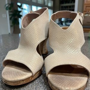 Donald Pliner gorgeous ladies cork wedge sandal, size 8 spring/summer like new